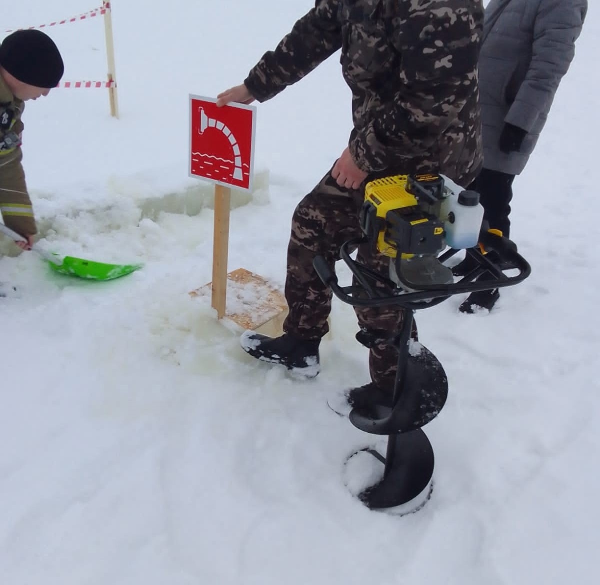 Пути к пожарным водоемам расчищены.