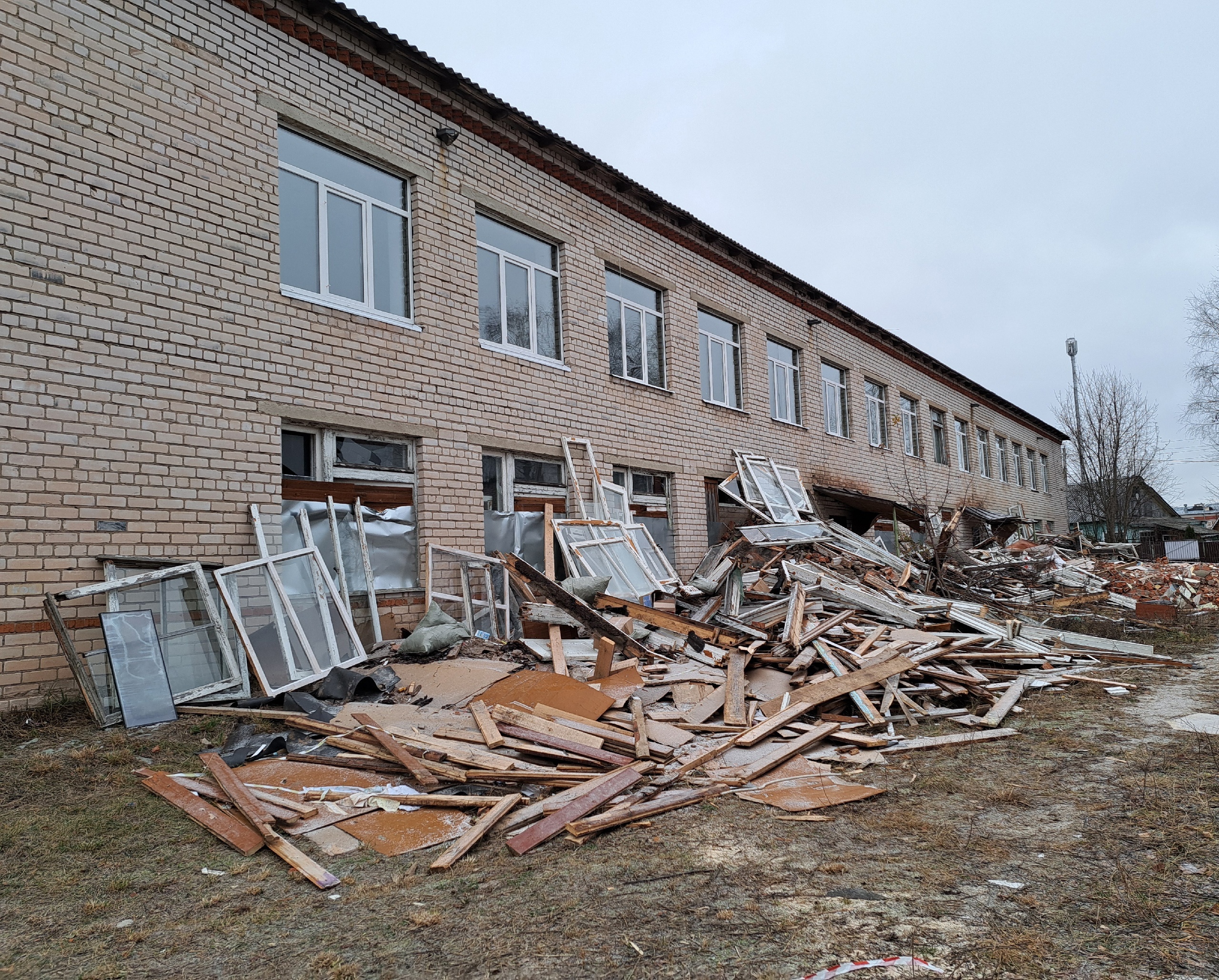 Двухэтажное кирпичное здание бывшего детского дома в Устье переоборудуют под жилье.