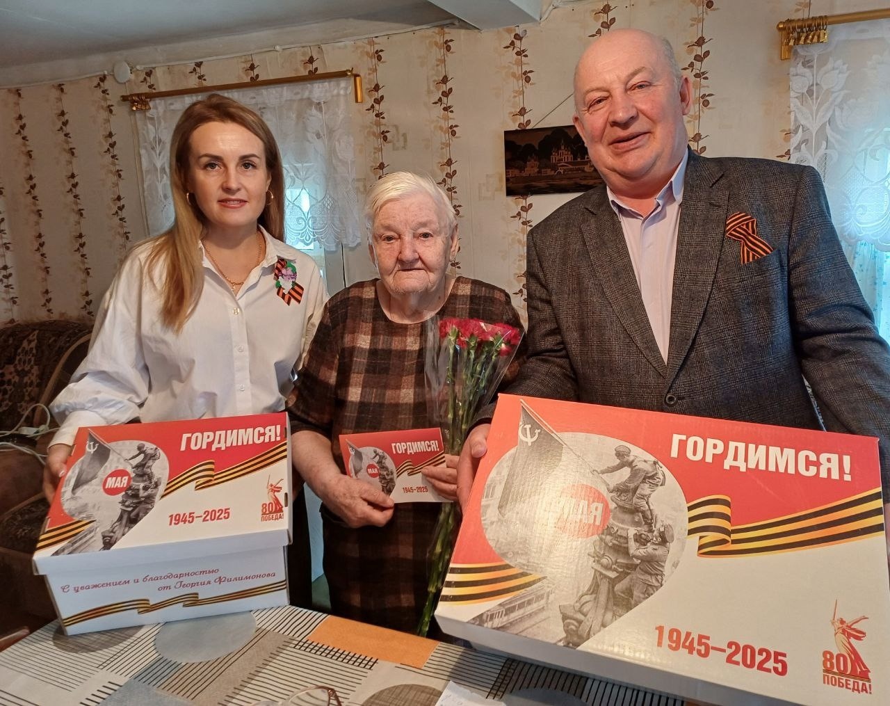 В канун Дня Победы ветераны получали подарки и поздравления.
