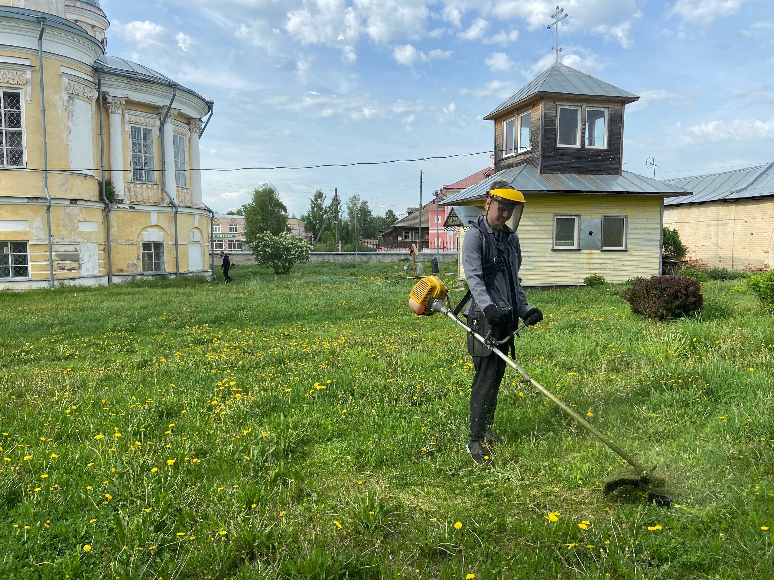 Ученики центра образования отрабатывают летнюю практику.