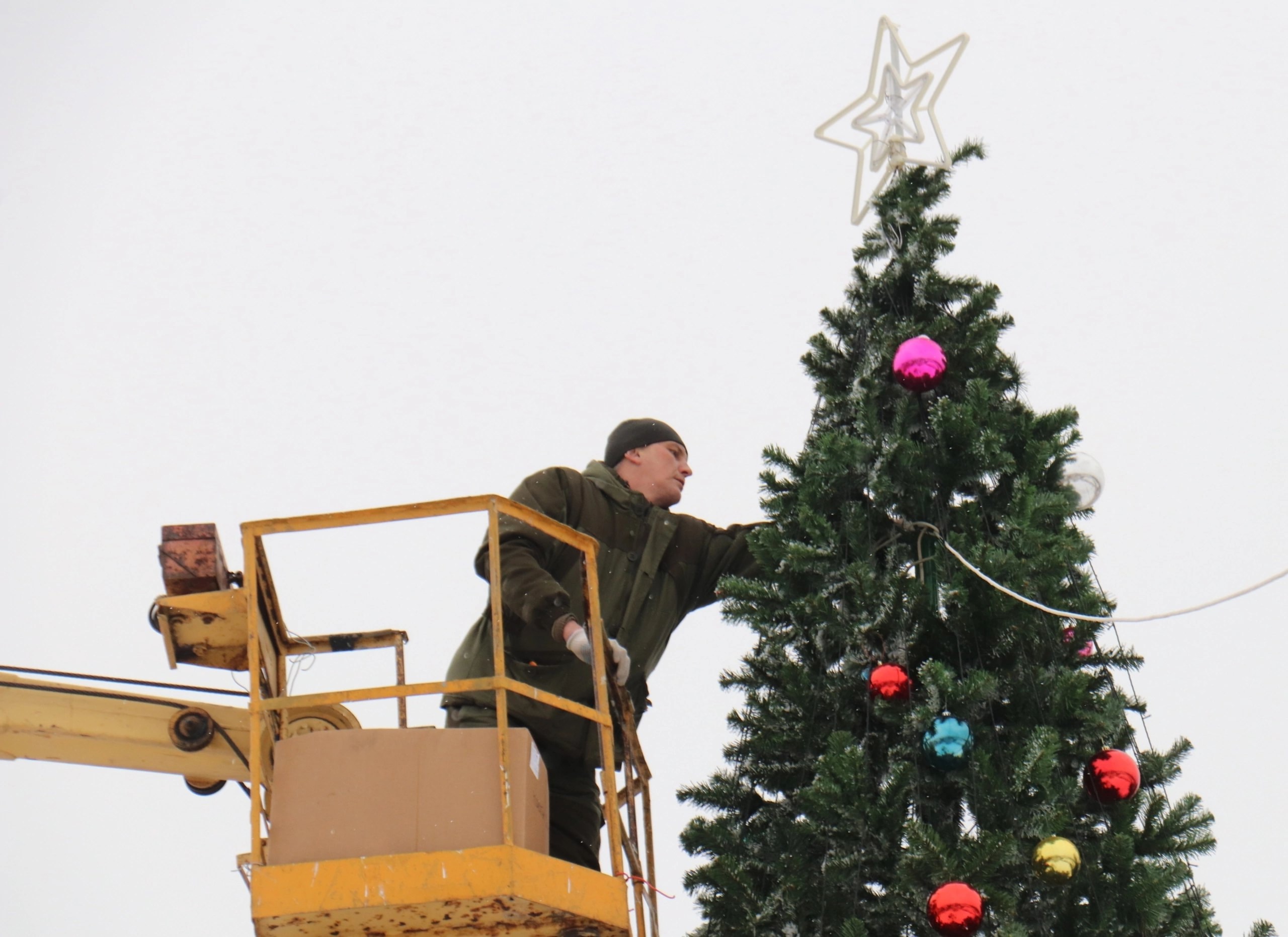 Новогоднюю елку в центре Устья демонтировали.