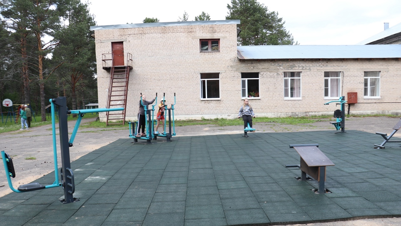 В Богородском рядом с Первомайской школой теперь есть спортивная площадка, небольшая, но функциональная.