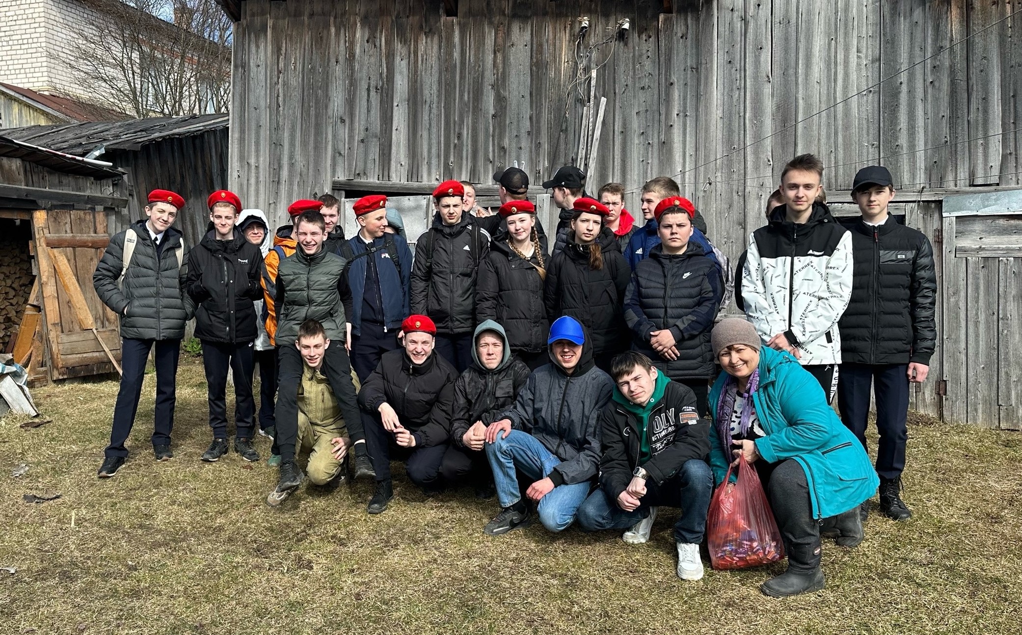 Школьники Усть-Кубинского центра образования помогают ветеранам.