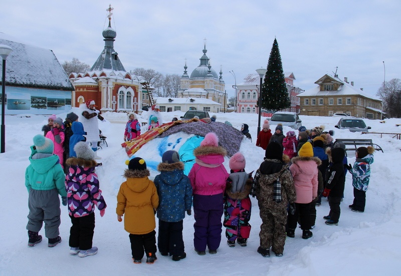 Праздник у фонтана.