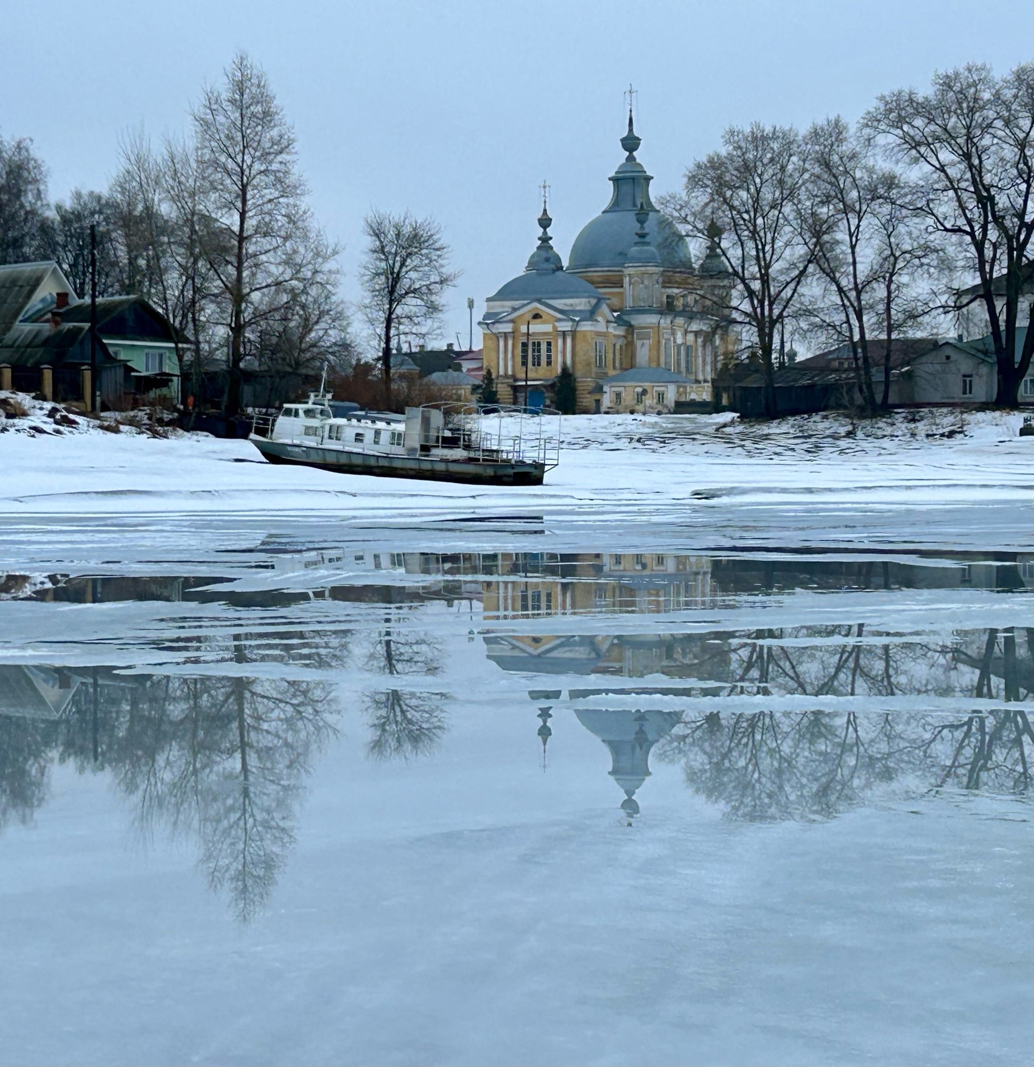 Из-за плюсовых температур на водоемах Усть-Кубинского округа идет активное таяние снега, образуются промоины.