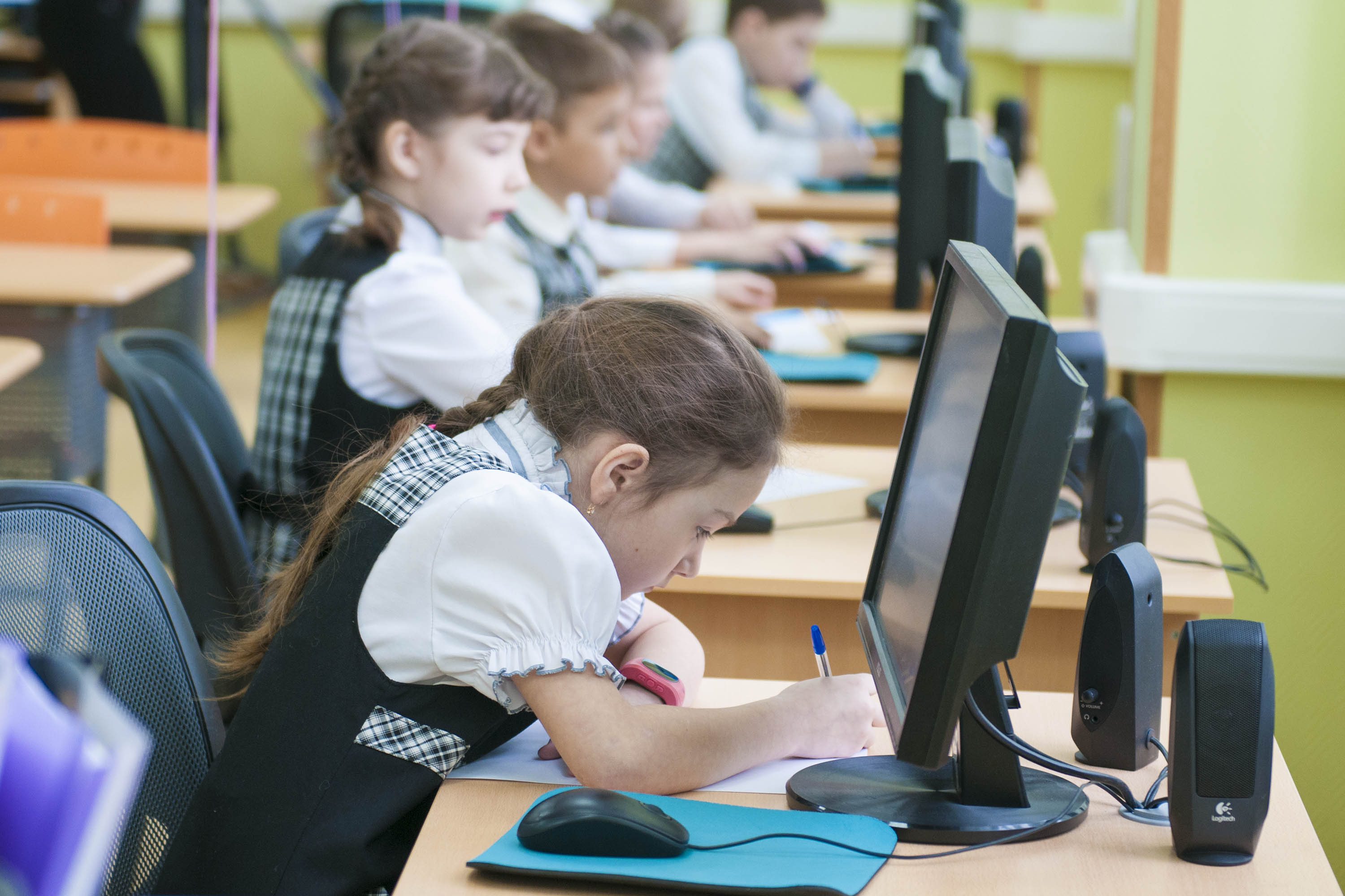 Компьютер дети школа. Компьютер в школе. Дети за компьютером в классе. Школьники за компьютерами в классе. Ученик за компьютером.