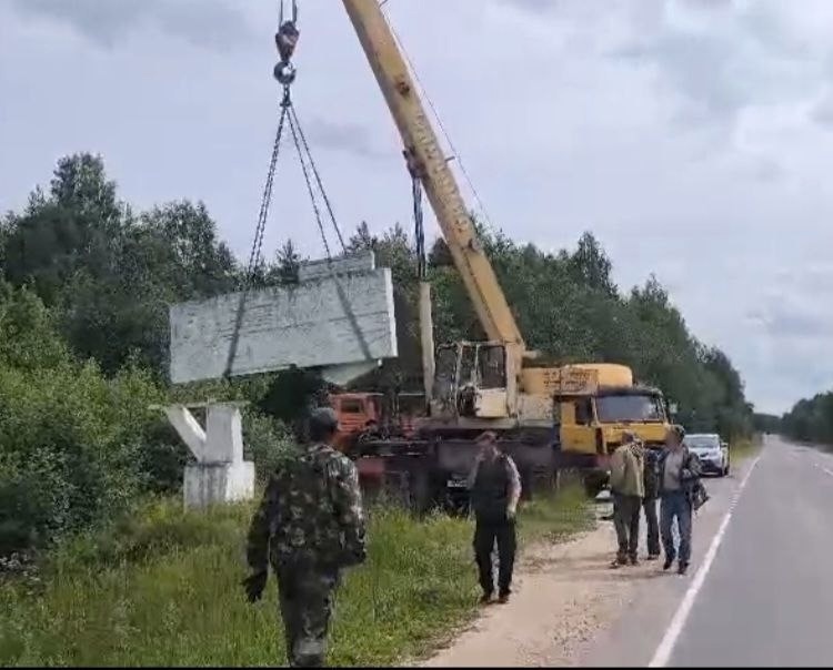 В Устье демонтирован старый въездной знак.