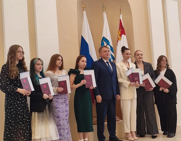 Представитель Вологодского Росреестра вручил дипломы выпускникам ВоГУ.
