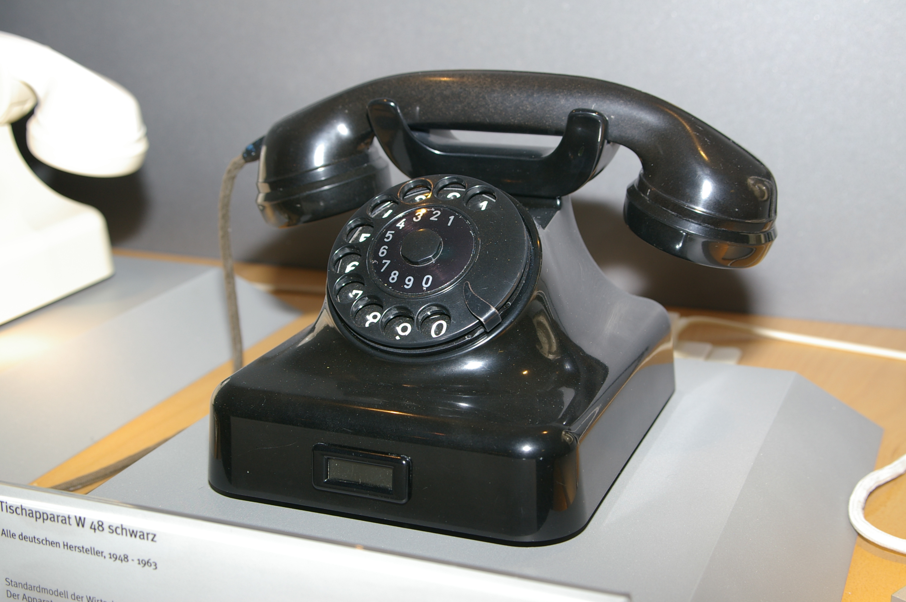 Ая 1 телефон. Siemens Halske телефон. Телефонный аппарат. Первый телефонный аппарат. Самый первый телефонный аппарат.