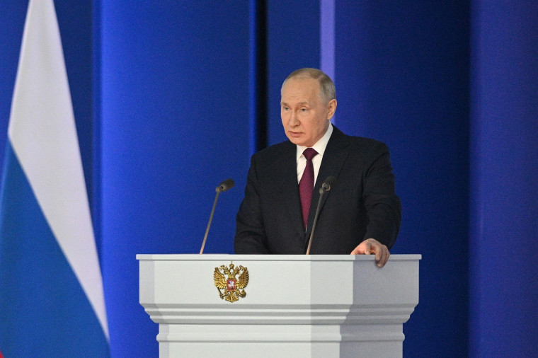 Владимир Путин предложил дать ученикам возможность пересдать ЕГЭ по одному из предметов. Владимир Путин предложил дать ученикам возможность пересдать ЕГЭ по одному из предметов.