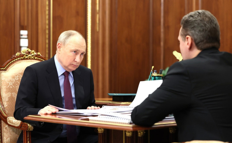 Ориентир на социальную сферу: Владимиру Путину доложили о мерах поддержки участников СВО на Вологодчине. Ориентир на социальную сферу: Владимиру Путину доложили о мерах поддержки участников СВО на Вологодчине.