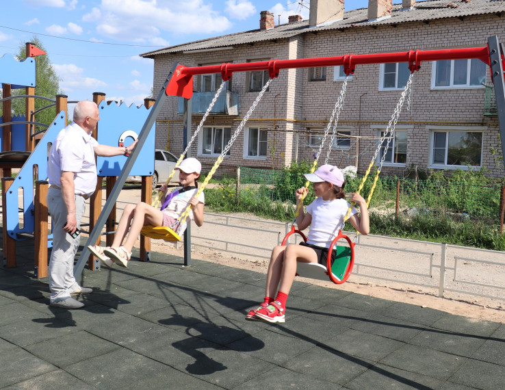 Новая детская площадка в Устье на улице Зеленой уже пользуется спросом. Новая детская площадка в Устье на улице Зеленой уже пользуется спросом.